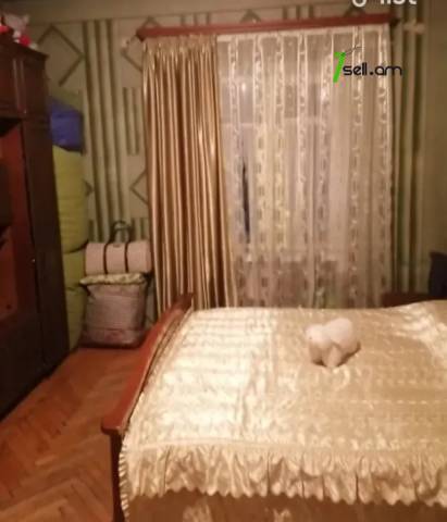 3 սենյականոց բնակարան Չեխովի փողոցում, 88 ք.մ., մի քանի պատշգամբ, կոսմետիկ վերանորոգում, քարե շենք