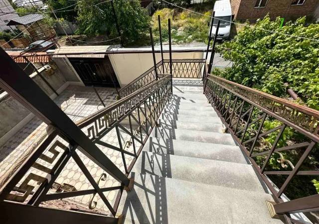 Երկու հարկանի քարե տուն Նոր Արեշի 22-րդ փողոցում Էրեբունիում, 140 քմ, 2 սանհանգույց