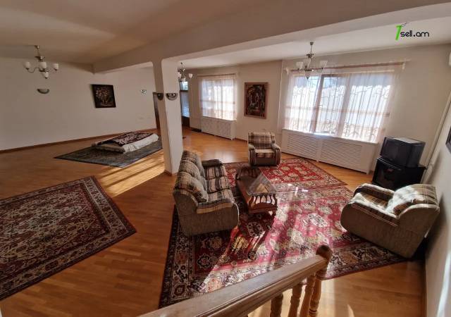 Երեք հարկանի քարե տուն Լուսինե Զաքարյան փողոցում Նորք Մարաշում, 300 քմ, 3+ սանհանգույց