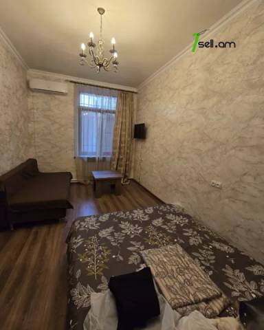 1 սենյականոց բնակարան Մեսրոպ Մաշտոցի պողոտայում, 36 քմ, 1/4 հարկ, եվրովերանորոգված, քարե շենք