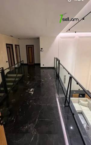 Երկու հարկանի թաունհաուզ Վերին Անտառային փողոցում կենտրոնում, 250 ք.մ., 3+ սանհանգույց