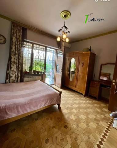 Երկու հարկանի քարե տուն Ալեք Մանուկյան փողոցում կենտրոնում, 185 ք.մ., 2 սանհանգույց