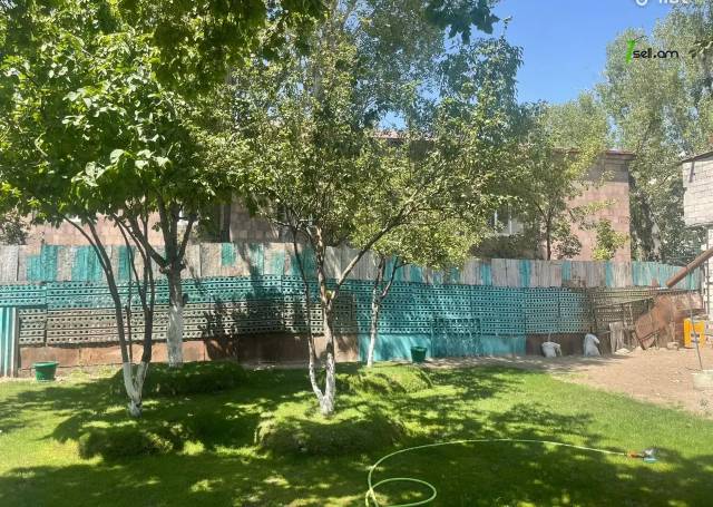 Մեկ հարկանի քարե տուն Հրաչյա Ներսիսյան փողոցում Քանաքեռ Զեյթունում, 90 քմ