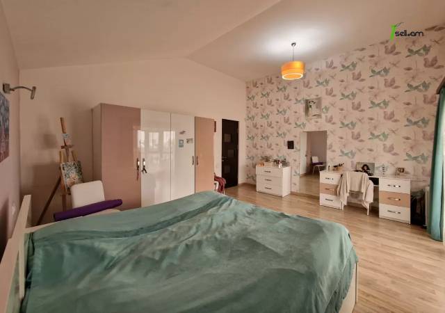 Երեք հարկանի քարե տուն Կարապետյան փողոցում Աջափնյակում, 470 ք.մ., 3+ սանհանգույց