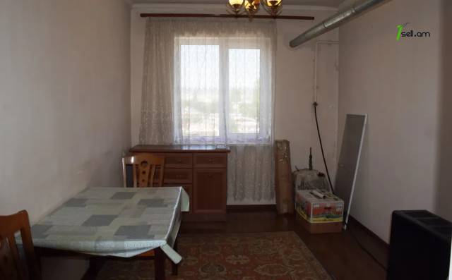 3 սենյականոց բնակարան Միխայիլ Սալտիկով-Շեդրինի փողոցում, 73 ք.մ., եվրովերանորոգված, քարե շենք