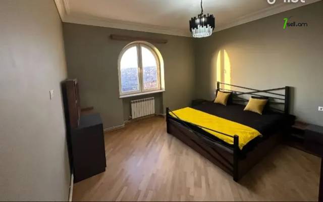 Երեք հարկանի քարե տուն Սարի Թաղի 9-րդ փողոցում Էրեբունիում, 351 ք.մ., 2 սանհանգույց