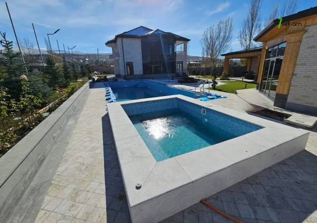 Երկու հարկանի տուն Ամառանոցային փողոցում Ձորաղբյուրում, 2600 ք.մ., 3+ սանհանգույց