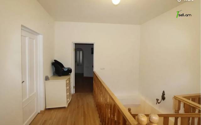 Երեք հարկանի քարե տուն Տիգրան Մեծի պողոտայում Էրեբունիում, 372 ք.մ., 2 սանհանգույց, եվրովերանորոգված