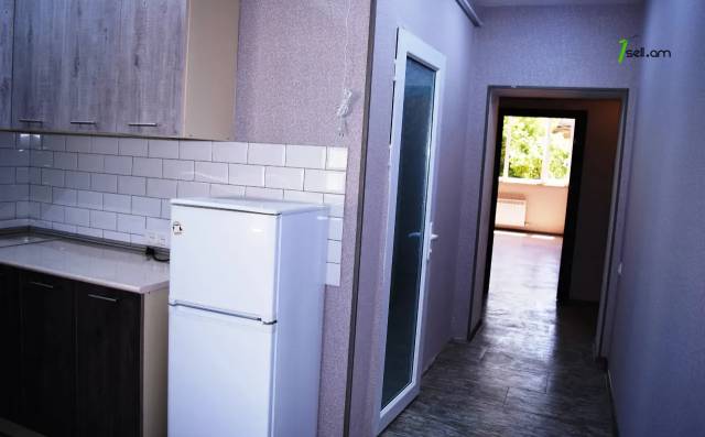 2 սենյականոց բնակարան Շիրակացու փողոցում, 70 քմ, 1/3 հարկ, կապիտալ վերանորոգված, քարե շենք