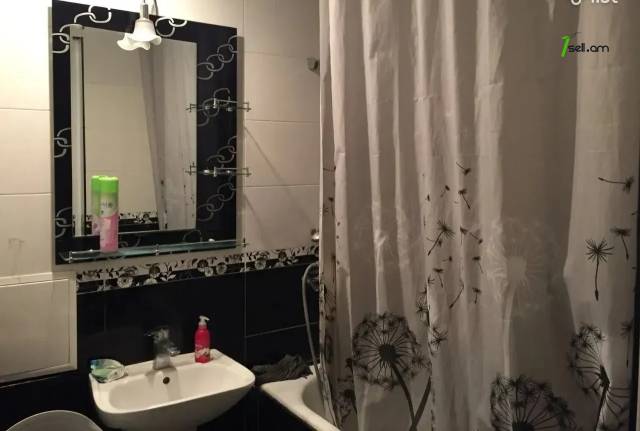 2 սենյականոց բնակարան Արցախի պողոտայում, 60 ք.մ., 2/5 հարկ, կապիտալ վերանորոգված, քարե շենք