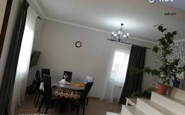 Երկու հարկանի քարե տուն Պետրոս Դուրյանի 4-րդ փողոցում Առինջում, 254 քմ, 2 սանհանգույց