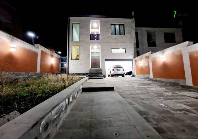 Երկու հարկանի քարե տուն Մարշալ Բաբաջանյանի փողոցում Ավանում, 500 քմ, 3+ սանհանգույց