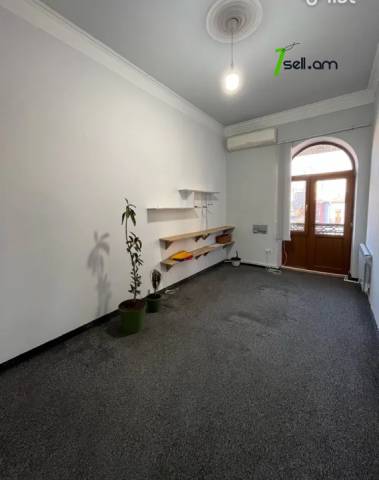 4 սենյականոց բնակարան, Paronyan St, 85 քմ, բարձր առաստաղներ, եվրովերանորոգված, քարե շենք