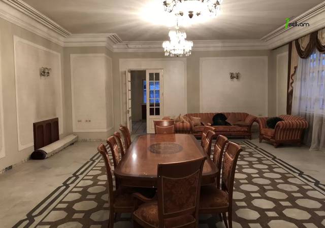 Երեք հարկանի քարե տուն Այասի փողոցում կենտրոնում, 200 ք.մ., 3+ սանհանգույց, կապիտալ վերանորոգված