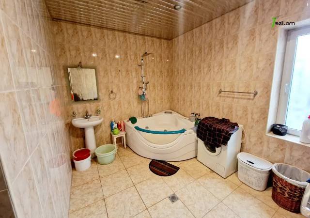 Չորս հարկանի քարե տուն Արաբկիր փողոցում Քասախում, 1000 ք.մ., 3+ սանհանգույց, եվրովերանորոգված