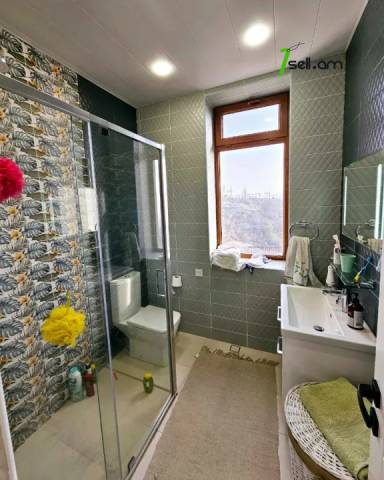 Երեք հարկանի քարե տուն Դավիթ Բեկի փողոցում Նոր Նորքում, 1003 քմ, 3+ սանհանգույց