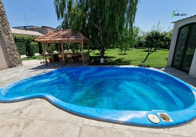 Երկու հարկանի քարե տուն Շիրակի փողոցում Շենգավիթում, 800 ք.մ., 2 սանհանգույց, եվրովերանորոգված