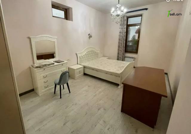 Երեք հարկանի քարե տուն Բագրևանդի փողոցում Նոր Նորքում, 510 ք.մ., 3+ սանհանգույց, եվրովերանորոգված
