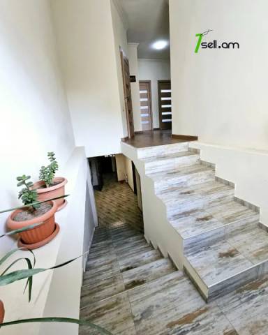 Երկու հարկանի քարե տուն Նոր-Արեշի 46 փողոցում Էրեբունիում, 172 քմ, 2 սանհանգույց