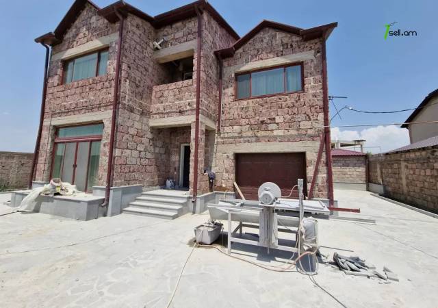 Երկու հարկանի քարե տուն, Գ-1 թաղամաս Աջափնյակում, 500 ք.մ., 3+ սանհանգույց, եվրովերանորոգված