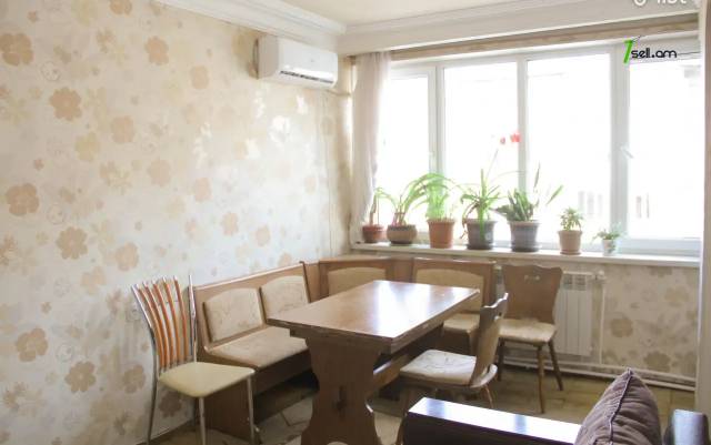 4 սենյականոց բնակարան Դրոյի փողոցում, 96 ք.մ., կապիտալ վերանորոգված, քարե շենք