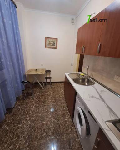 1 սենյականոց բնակարան Սարյանի փողոցում, 40 ք.մ., 3/5 հարկ, կապիտալ վերանորոգված, քարե շենք