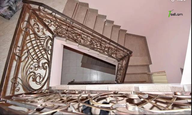 3 սենյականոց բնակարան նորակառույց շենքում Աղբյուր Սերոբի փողոցում, 130 ք.մ., 2 սանհանգույց