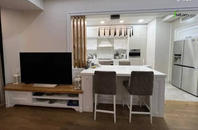 Ընդարձակ 3 սենյականոց բնակարան նորակառույց շենքում Վիկտոր Համբարձումյան փողոցում, 267 ք.մ.