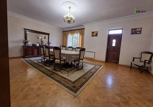 Երեք հարկանի քարե տուն Դավիթ Բեկի փողոցում Էրեբունիում, 900 ք.մ., 2 սանհանգույց