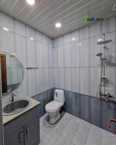 Երկու հարկանի քարե տուն Շիրակի փողոցում Շենգավիթում, 800 ք.մ., 2 սանհանգույց, եվրովերանորոգված