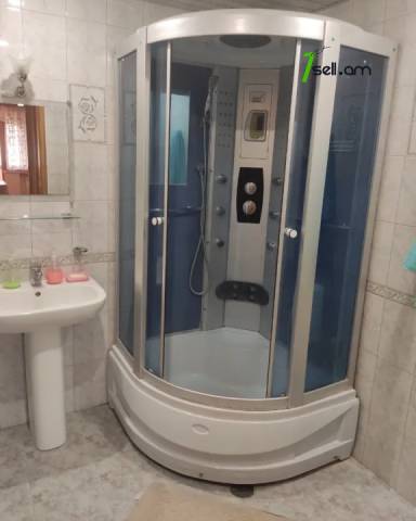 3 սենյականոց բնակարան Բաղրամյան պողոտայում, 100 քմ, նախավերջին հարկ, կապիտալ վերանորոգված, քարե շենք