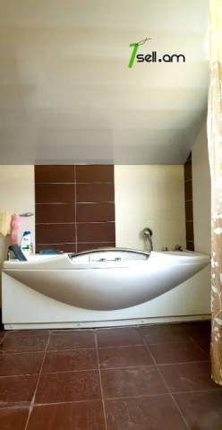 Երկու հարկանի քարե տուն, Սիրող Սրտեր բնակելի թաղամաս Նոր Նորքում, 300 ք.մ., 2 սանհանգույց