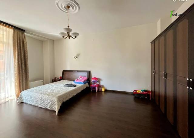 Ընդարձակ 4 սենյականոց բնակարան նորակառույց շենքում Արամի փողոցում, 255 ք.մ., 3+ սանհանգույց