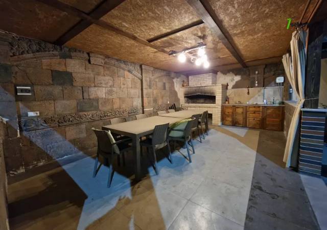 Երկու հարկանի քարե տուն Դավթաշենի 7-րդ փողոցում Դավիթաշենում, 1000 ք.մ., 3+ սանհանգույց