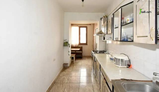 4 սենյականոց բնակարան Ավետիս Ահարոնյան փողոցում, 100 քմ, կոսմետիկ վերանորոգում, քարե շենք