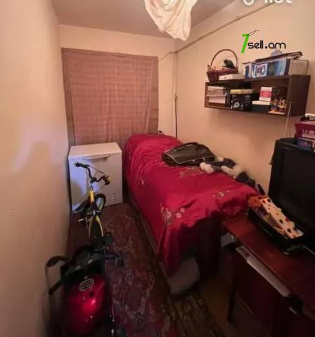 4 սենյականոց բնակարան Դավիթ Մալյան փողոցում, 73 ք.մ., 1/5 հարկ, քարե շենք