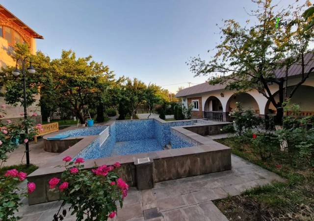 Երեք հարկանի քարե տուն Դավիթ Բեկի փողոցում Էրեբունիում, 2550 ք.մ., 3+ սանհանգույց, մեծ հողամաս