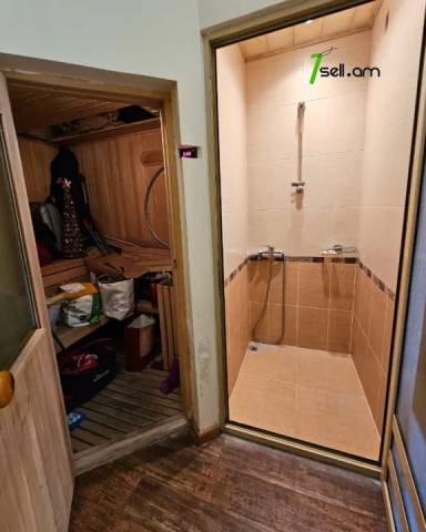 Երկու հարկանի քարե տուն Չարենցի փողոցում կենտրոնում, 740 ք.մ., 3+ սանհանգույց, կապիտալ վերանորոգված