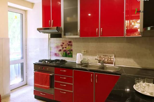 4 սենյականոց բնակարան Արամ Խաչատրյան փողոցում, 113 ք.մ., 3/5 հարկ, կապիտալ վերանորոգված, քարե շենք