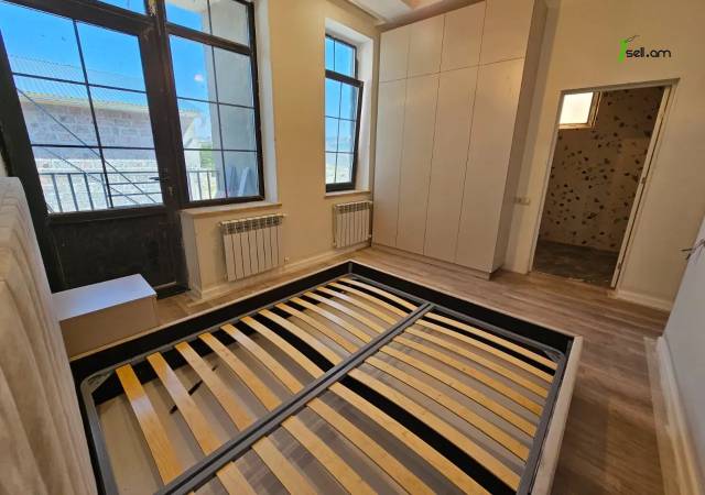 Երկու հարկանի քարե թաունհաուզ Ալբերտ Էյնշտեյնի փողոցում Քանաքեռավանում, 654 ք.մ., 3+ սանհանգույց