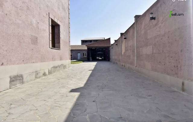Երեք հարկանի քարե տուն Կենտրոնական փողոցում Մալաթիա Սեբաստիայում, 390 ք.մ., 2 սանհանգույց