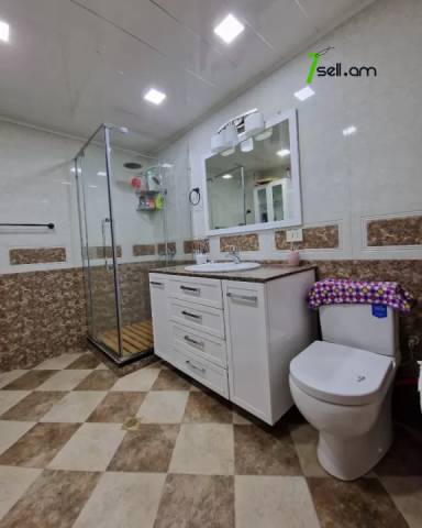 Երեք հարկանի քարե տուն, Նորք-Մարաշ վարչական շրջան Նորք Մարաշում, 300 ք.մ., 3+ սանհանգույց