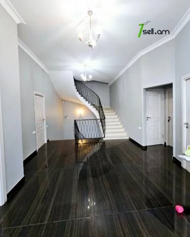 Երեք հարկանի քարե տուն Նար-Դոսի փողոցում կենտրոնում, 1510 ք.մ., 3+ սանհանգույց, կապիտալ վերանորոգված