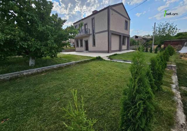 Երկու հարկանի քարե տուն Պարույր Սեվակի փողոցում Քասախում, 990 ք.մ., 2 սանհանգույց