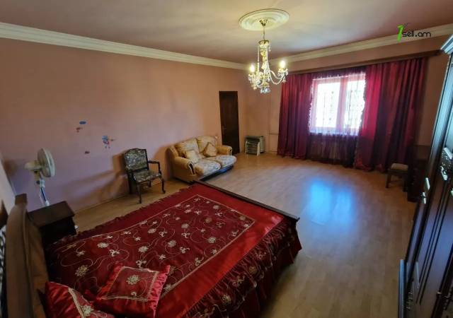 Բազմաֆունկցիոնալ գույք Պարոնյան փողոցում կենտրոնում, 280 ք.մ.