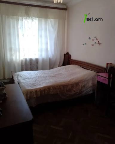 Երեք հարկանի քարե տուն Նոր Արեշի 37րդ փողոցում Էրեբունիում, 536 ք.մ., 2 սանհանգույց