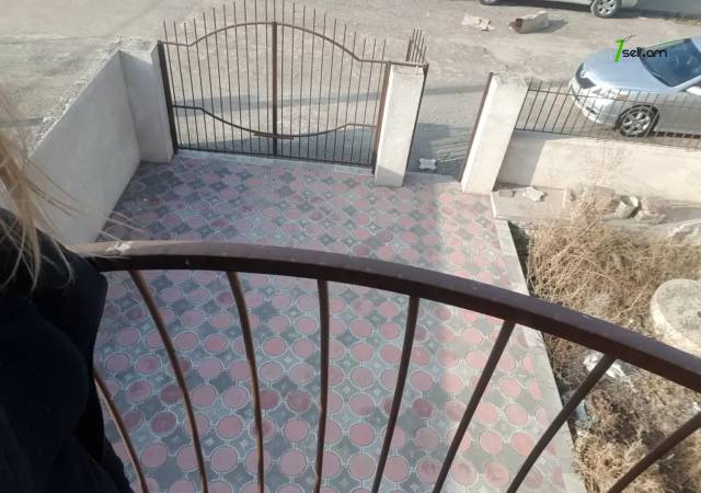 Երկու հարկանի տուն Կենտրոնական փողոցում Մասիսում, 350 ք.մ., 2 սանհանգույց, եվրովերանորոգված