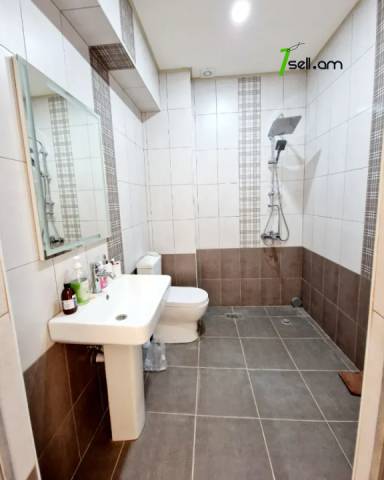 Երկու հարկանի քարե տուն 13-րդ փողոցում Զովունիում, 250 ք.մ., 2 սանհանգույց, եվրովերանորոգված