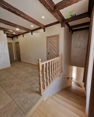 Երկու հարկանի քարե տուն Շիրակի փողոցում Շենգավիթում, 800 ք.մ., 2 սանհանգույց, եվրովերանորոգված