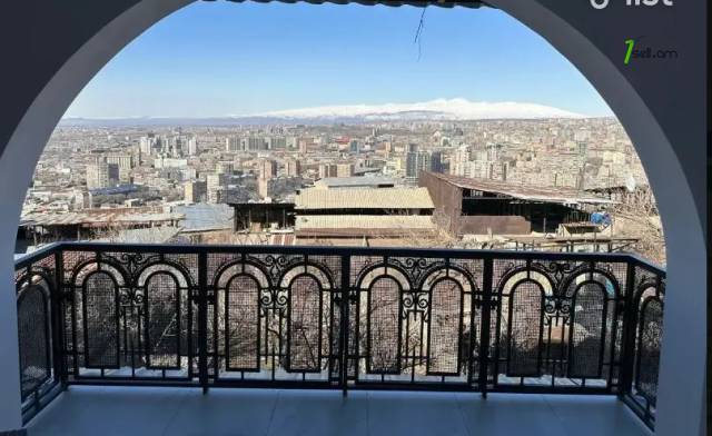Երեք հարկանի քարե տուն Սարի Թաղի 9-րդ փողոցում Էրեբունիում, 351 ք.մ., 2 սանհանգույց